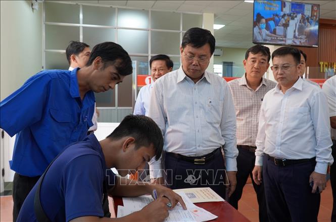 Bí thư Tỉnh ủy An Giang Nguyễn Tiến Hải khảo sát tại Trung tâm phục vụ hành chính công phường Rạch Giá. Ảnh: Văn Sĩ - TTXVN                                 