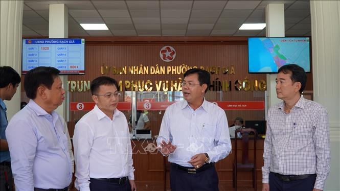 Bí thư Tỉnh ủy An Giang Nguyễn Tiến Hải trao đổi với lãnh đạo phường Rạch Giá. Ảnh: Văn Sĩ - TTXVN                                 