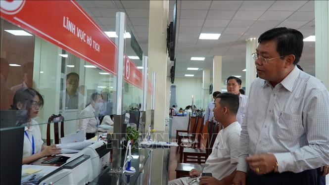 Bí thư Tỉnh ủy An Giang Nguyễn Tiến Hải khảo sát tại Trung tâm phục vụ hành chính công phường Rạch Giá. Ảnh: Văn Sĩ - TTXVN                             