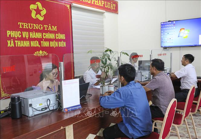 Người dân đến làm thủ tục hành chính tại Trung tâm phục vụ hành chính công xã Thanh Nưa (Điện Biên). Ảnh: Xuân Tư - TTXVN