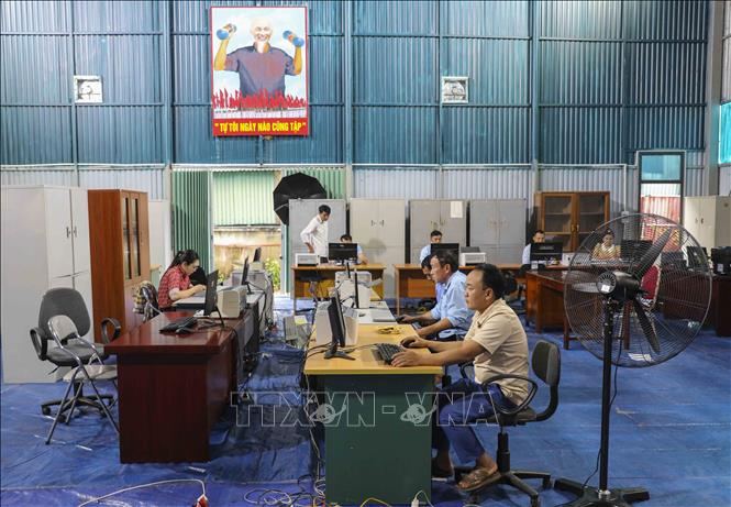 Cán bộ, công chức xã Sam Mứn (Điện Biên) đang phải làm việc trong nhà thi đấu thể thao do thiếu thốn về trụ sở. Ảnh: Xuân Tư - TTXVN