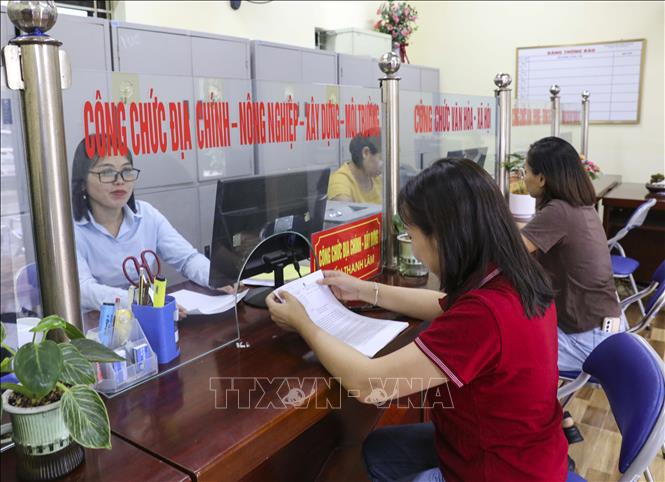 Người dân đến làm thủ tục hành chính tại Trung tâm phục vụ hành chính công xã Sam Mứn (Điện Biên). Ảnh: Xuân Tư - TTXVN