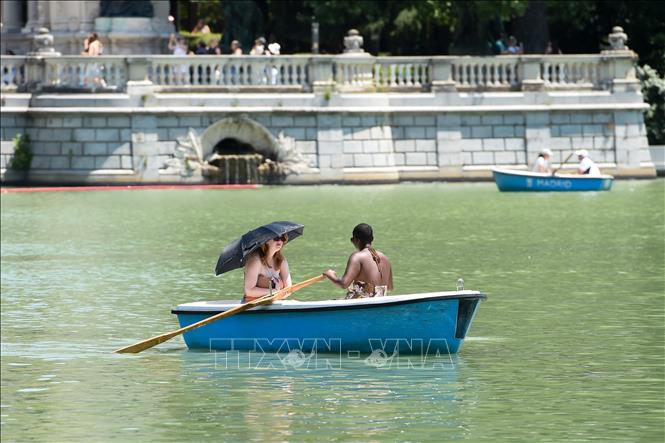 Trời nắng gay gắt tại Madrid, Tây Ban Nha ngày 29/6/2025. Ảnh: THX/TTXVN