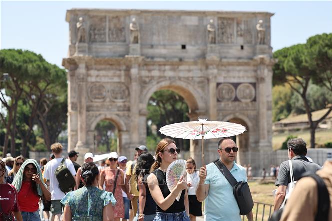 Trời nắng gay gắt tại Rome, Italy ngày 27/6/2025. Ảnh: THX/TTXVN