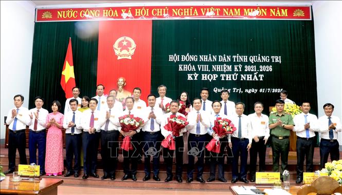 Ông Lê Ngọc Quang, Ủy viên Trung ương Đảng, Bí thư Tỉnh ủy Quảng Trị chúc mừng lãnh đạo và các Ủy viên UBND tỉnh. Ảnh: Võ Dung - TTXVN