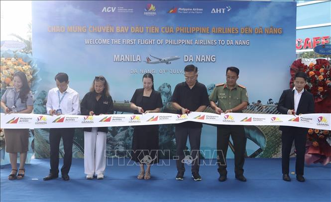 Đại biểu thực hiện nghi thức cắt băng khai trương đường bay thẳng Manila – Đà Nẵng. Ảnh: Trần Lê Lâm - TTXVN 