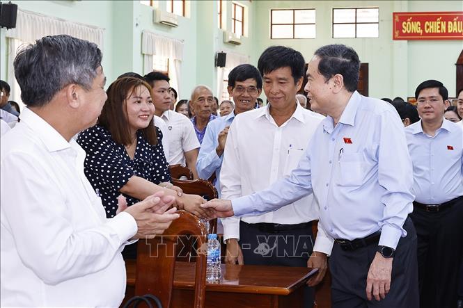  Chủ tịch Quốc hội Trần Thanh Mẫn với cử tri xã Vị Thuỷ. Ảnh: Doãn Tấn - TTXVN