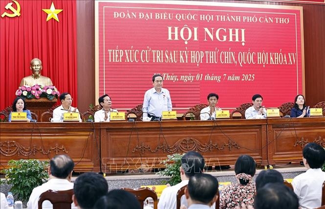 Chủ tịch Quốc hội Trần Thanh Mẫn tiếp xúc cử tri sau Kỳ họp thứ 9 tại Cần Thơ. Ảnh: Doãn Tấn - TTXVN