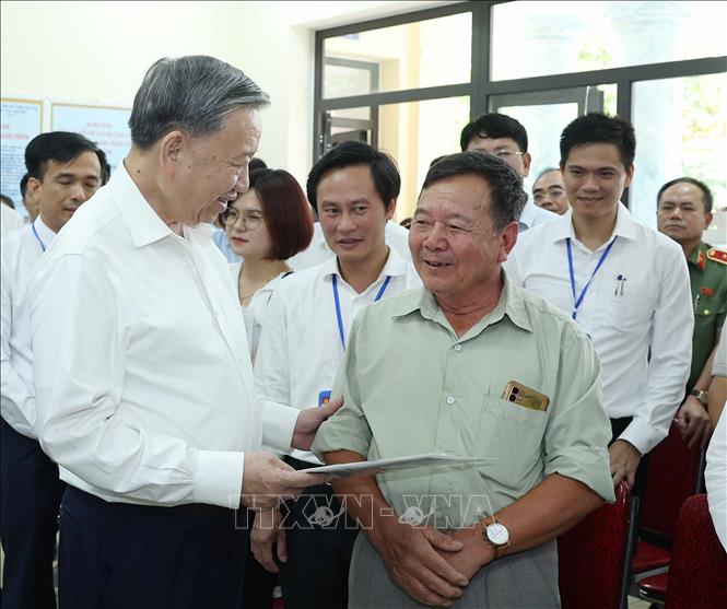 Tổng Bí thư Tô Lâm thăm hỏi nhân dân đến làm thủ tục hành chính tại Trung tâm hành chính công xã Phúc Thịnh. Ảnh: Thống Nhất – TTXVN 