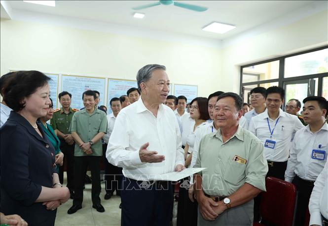 Tổng Bí thư Tô Lâm thăm hỏi nhân dân đến làm thủ tục hành chính tại Trung tâm hành chính công xã Phúc Thịnh. Ảnh: Thống Nhất – TTXVN 