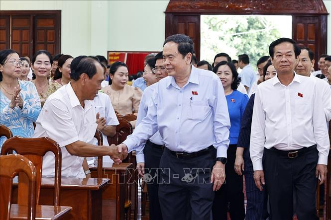  Chủ tịch Quốc hội Trần Thanh Mẫn với cử tri xã Vị Thuỷ. Ảnh: Doãn Tấn - TTXVN