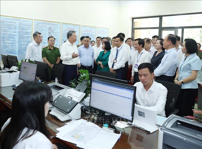 Tổng Bí thư Tô Lâm thăm, kiểm tra hoạt động tại Trung tâm hành chính công xã Phúc Thịnh. Ảnh: Thống Nhất – TTXVN 