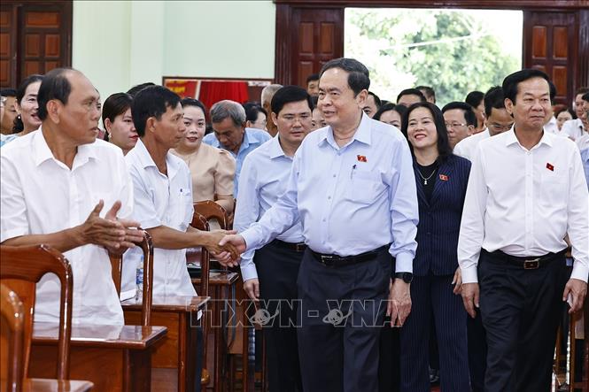  Chủ tịch Quốc hội Trần Thanh Mẫn với cử tri xã Vị Thuỷ. Ảnh: Doãn Tấn - TTXVN