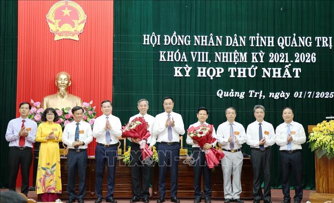 Thường trực Tỉnh ủy Quảng Trị chúc mừng Chủ tịch, các Phó Chủ tịch và Trưởng các Ban HĐND tỉnh Quảng Trị. Ảnh: Võ Dung - TTXVN