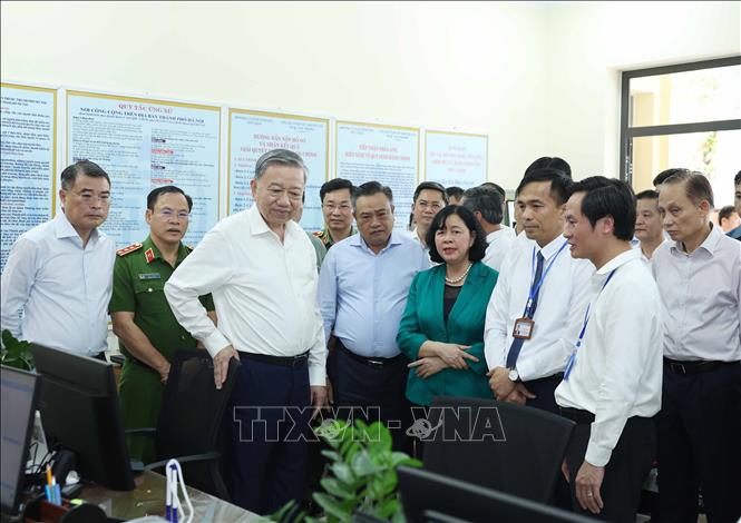 Tổng Bí thư Tô Lâm thăm, kiểm tra hoạt động tại Trung tâm hành chính công xã Phúc Thịnh. Ảnh: Thống Nhất – TTXVN 