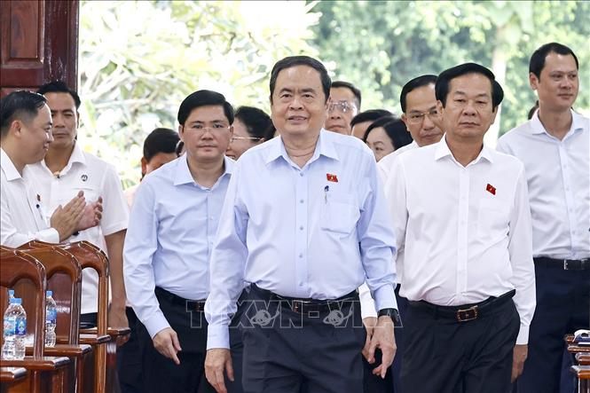  Chủ tịch Quốc hội Trần Thanh Mẫn cùng đoàn đại biểu Quốc hội tiếp xúc cử tri sau Kỳ họp thứ 9, Quốc hội khoá XV tại xã Vị Thuỷ, thành phố Cần Thơ. Ảnh: Doãn Tấn - TTXVN