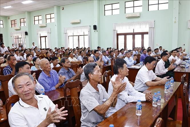 Cử tri xã Vị Thuỷ tham dự hội nghị. Ảnh: Doãn Tấn - TTXVN