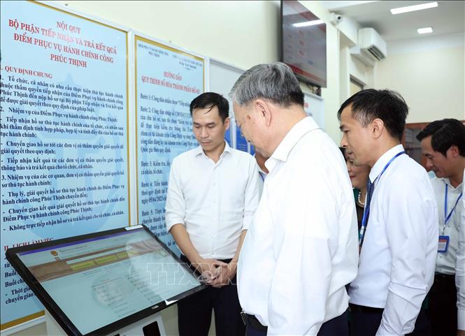 Tổng Bí thư Tô Lâm kiểm tra hoạt động tại Trung tâm hành chính công xã Phúc Thịnh. Ảnh: Thống Nhất – TTXVN 