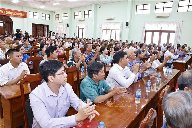 Cử tri xã Vị Thuỷ tham dự hội nghị. Ảnh: Doãn Tấn - TTXVN