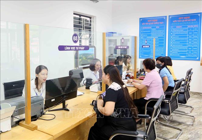 Người dân phường Tô Hiệu đến làm thủ tục hành chính tại Trung tâm Phục vụ Hành chính công. Ảnh: Quang Quyết - TTXVN
