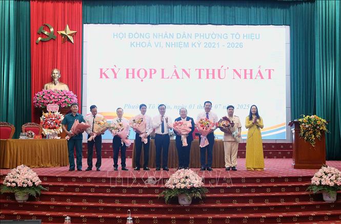 Lãnh đạo phường Tô Hiệu tặng hoa chúc mừng các nhân sự mới được thông qua tại Kỳ họp lần thứ nhất, Hội đồng nhân dân, khóa VI, nhiệm kỳ 2021 - 2026. Ảnh: Quang Quyết - TTXVN