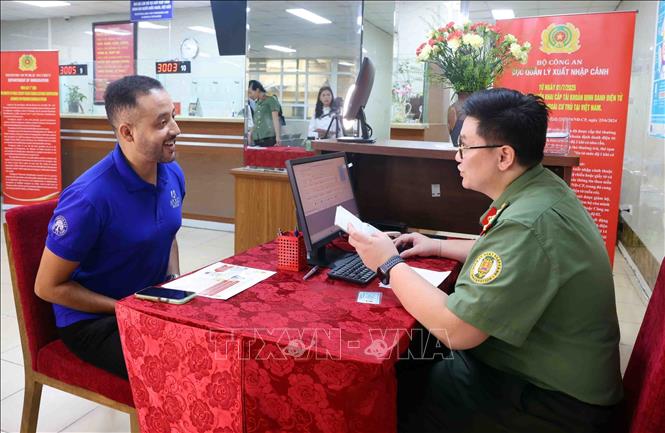 Once collected, the data is verified against the national immigration database. Successful registrations are confirmed via the VNeID app, phone number, or email. VNA Photo: Phạm Kiên 