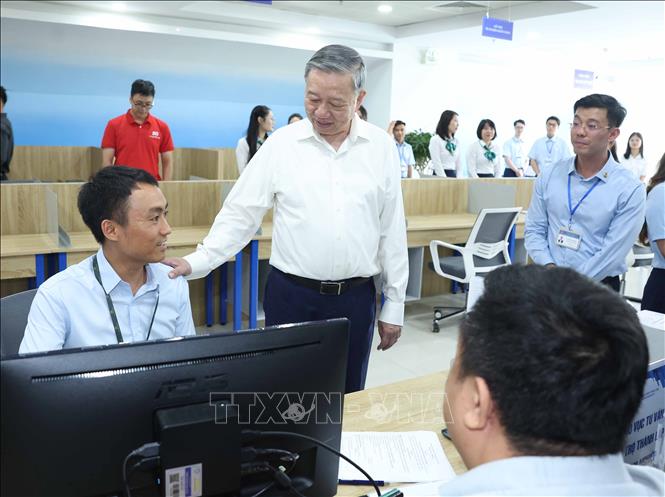 Tổng Bí thư Tô Lâm kiểm tra hoạt động tại Trung tâm hành chính công thành phố Hà Nội. Ảnh: Thống Nhất – TTXVN 