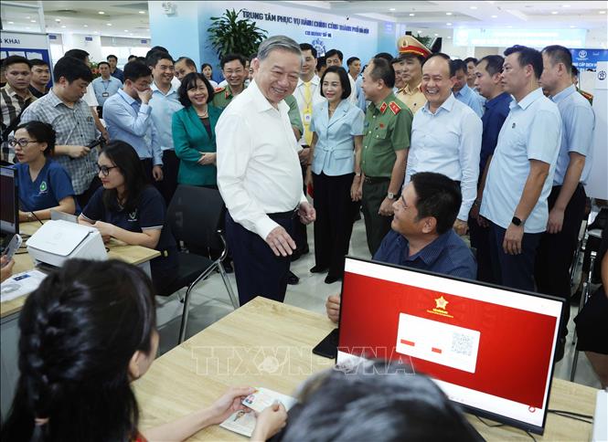 Tổng Bí thư Tô Lâm kiểm tra hoạt động tại Trung tâm hành chính công thành phố Hà Nội. Ảnh: Thống Nhất – TTXVN 