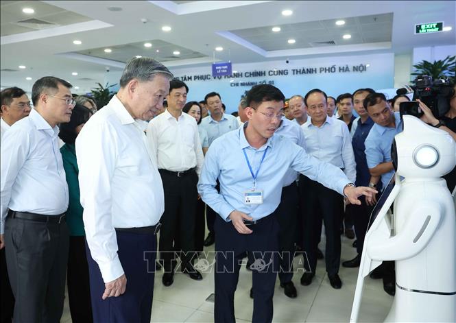 Tổng Bí thư Tô Lâm kiểm tra hoạt động tại Trung tâm hành chính công thành phố Hà Nội. Ảnh: Thống Nhất – TTXVN 