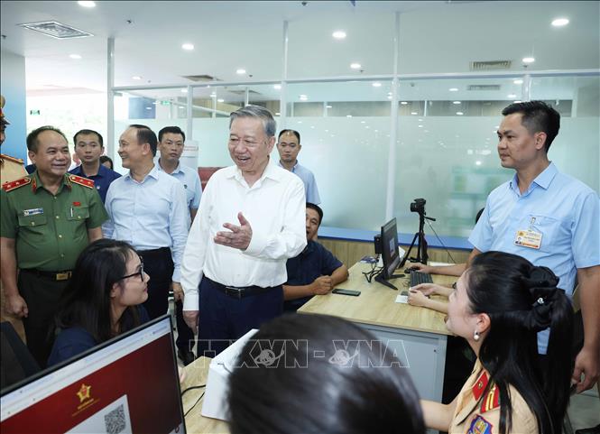 Tổng Bí thư Tô Lâm kiểm tra hoạt động tại Trung tâm hành chính công thành phố Hà Nội. Ảnh: Thống Nhất – TTXVN 