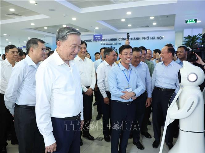 Tổng Bí thư Tô Lâm kiểm tra hoạt động tại Trung tâm hành chính công thành phố Hà Nội. Ảnh: Thống Nhất – TTXVN 