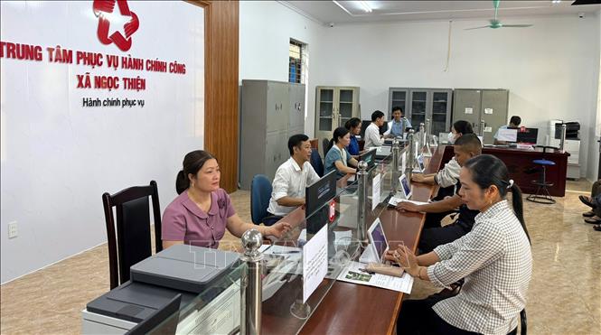 Người dân đến làm thủ tục hành chính tại Trung tâm phục vụ hành chính công xã Ngọc Thiện. Ảnh: Đồng Thúy - TTXVN