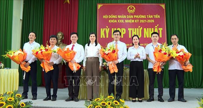 Ra mắt lãnh đạo phường Tân Tiến. Ảnh: Đồng Thúy - TTXVN