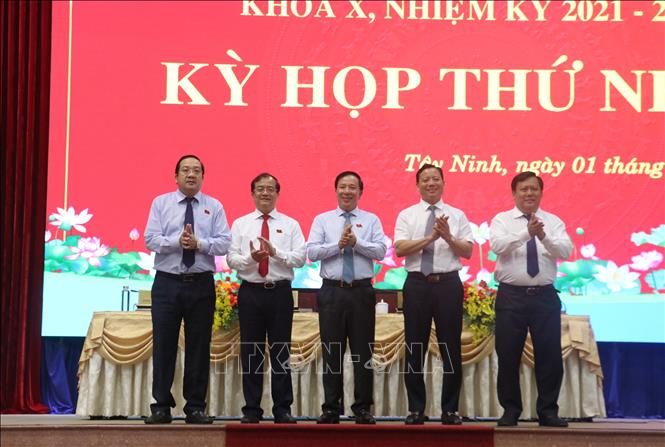Ông Nguyễn Văn Út, Chủ tịch UBND tỉnh Tây Ninh cùng các Phó Chủ tịch ra mắt tại kỳ họp. Ảnh: Bùi Giang - TTXVN