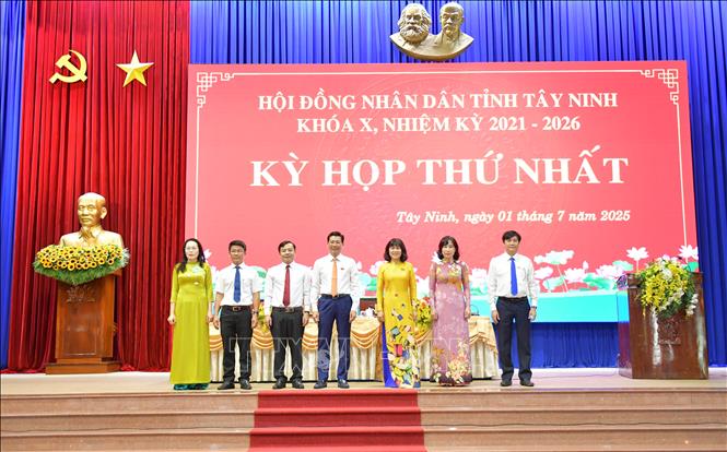 Thường trực HĐND tỉnh Tây Ninh ra mắt tại kỳ họp. Ảnh: Bùi Giang - TTXVN