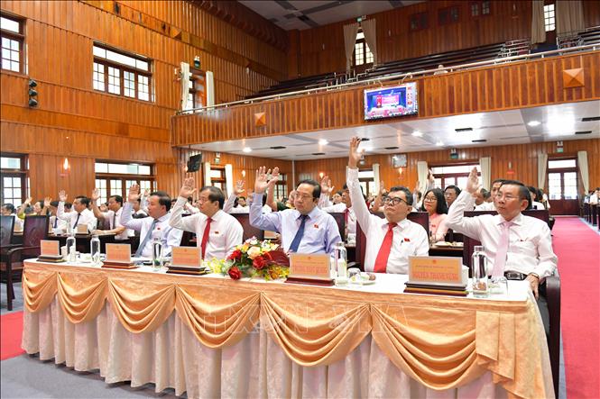 Các đại biểu HĐND tỉnh Tây Ninh biểu quyết thông qua nghị quyết tại kỳ họp. Ảnh: Bùi Giang - TTXVN