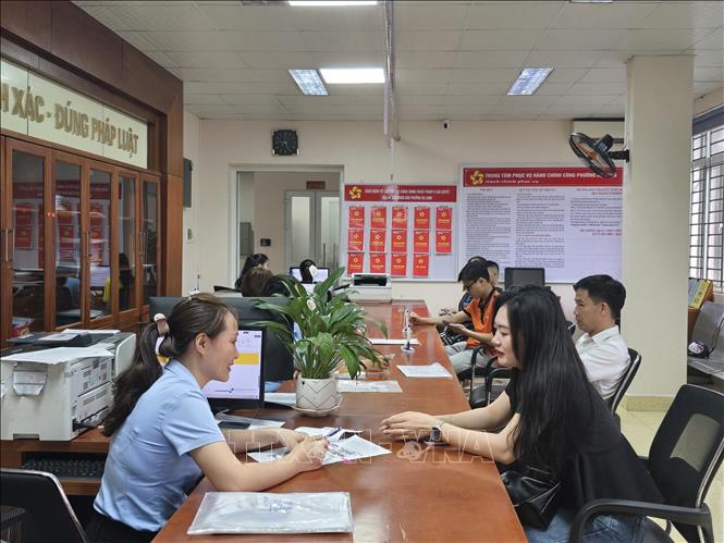 Người dân được hướng dẫn thực hiện giao dịch tại Trung tâm phục vụ Hành chính công phường Hạ Long (Quảng Ninh). Ảnh: Thanh Vân- TTXVN 