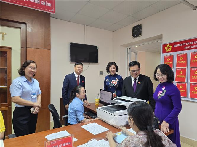 Các đồng chí lãnh đạo tỉnh, phường kiểm tra hoạt động phục vụ nhân dân tại Trung tâm phục vụ Hành chính công phường Hạ Long. Ảnh: Thanh Vân- TTXVN
