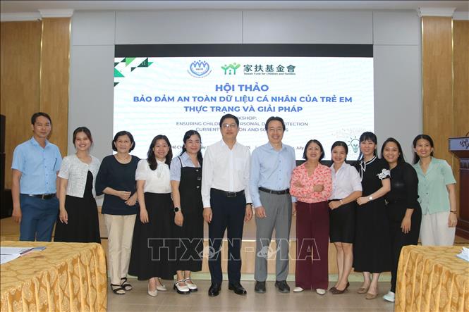 Các đại biểu chụp ảnh lưu niệm tại hội thảo. Ảnh: Thanh Vũ-TTXVN