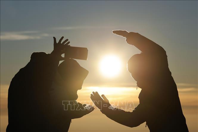 Những người leo núi đón bình minh trên đỉnh núi Phú Sĩ, Nhật Bản ngày 1/7/2025. Ảnh: Kyodo/TTXVN