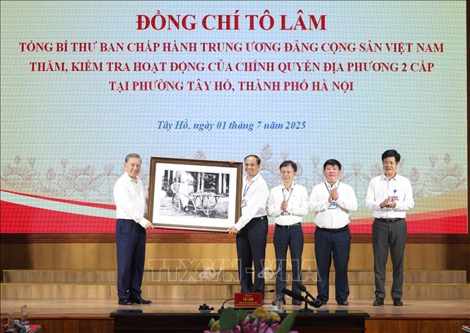 Tổng Bí thư Tô Lâm tặng bức ảnh Bác Hồ cho phường Tây Hồ, thành phố Hà Nội. Ảnh: Thống Nhất – TTXVN 