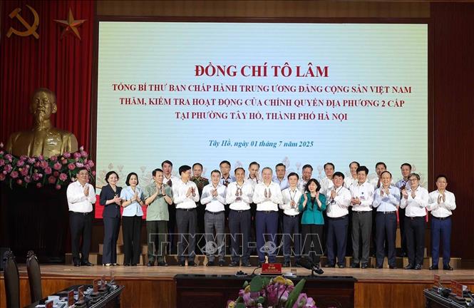 Tổng Bí thư Tô Lâm chụp ảnh chung với các địa biểu. Ảnh: Thống Nhất – TTXVN 