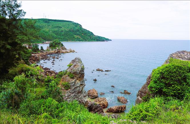 Khung cảnh thiên nhiên khá hoang sơ và đẹp, có sự kết hợp hào hòa giữa núi, biển, rừng, đảo nhỏ và bãi đá tạo nên nét hấp dẫn riêng có tại cửa biển Lạch Quèn. Ảnh: Xuân Tiến - TTXVN 