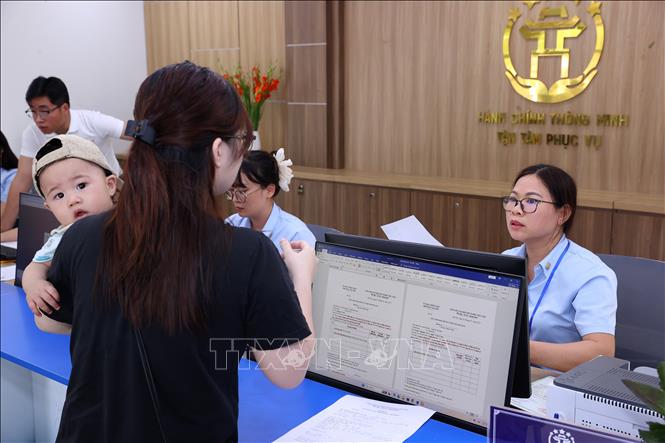 Người dân đến làm thủ tục hành chính tại phường Tây Hồ, thành phố Hà Nội. Ảnh: Văn Điệp – TTXVN 
