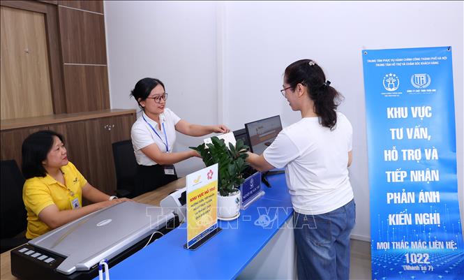 Người dân đến làm thủ tục hành chính tại phường Tây Hồ, thành phố Hà Nội. Ảnh: Văn Điệp – TTXVN 