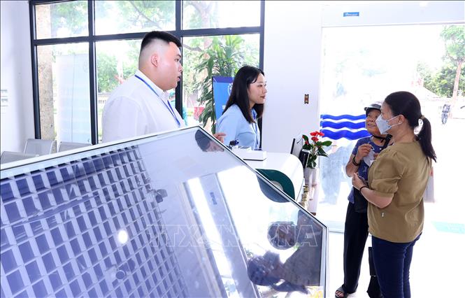 Cán bộ phường Tây Hồ, thành phố Hà Nội hướng dẫn người dân đến làm thủ tục hành chính. Ảnh: Văn Điệp – TTXVN 