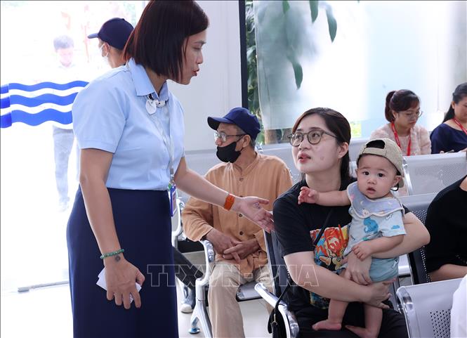 Cán bộ phường Tây Hồ, thành phố Hà Nội hướng dẫn người dân đến làm thủ tục hành chính. Ảnh: Văn Điệp – TTXVN 