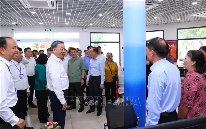 Tổng Bí thư Tô Lâm kiểm tra hoạt động điểm phục vụ hành chính công tại phường Tây Hồ, thành phố Hà Nội. Ảnh: Văn Điệp - TTXVN 