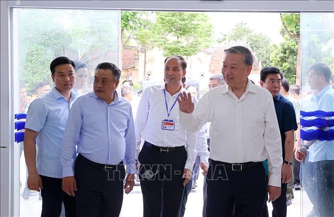 Tổng Bí thư Tô Lâm kiểm tra hoạt động điểm phục vụ hành chính công tại phường Tây Hồ, thành phố Hà Nội. Ảnh: Văn Điệp - TTXVN 