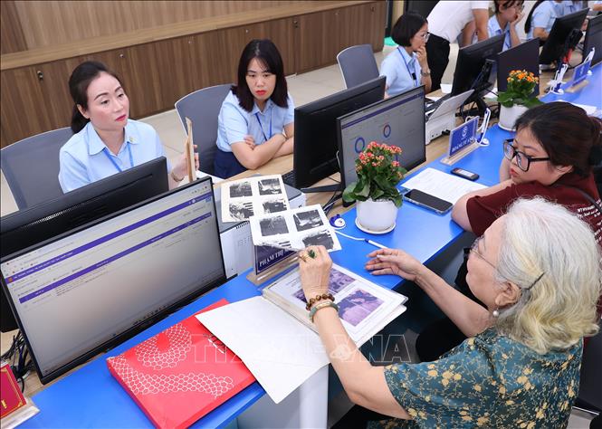 Người dân đến làm thủ tục hành chính tại phường Tây Hồ, thành phố Hà Nội. Ảnh: Văn Điệp - TTXVN 